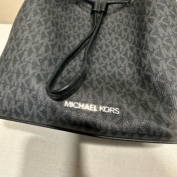 Michael - Michael Kors Black Bucket hand Bag with little dog charm - Picture 5 of 11